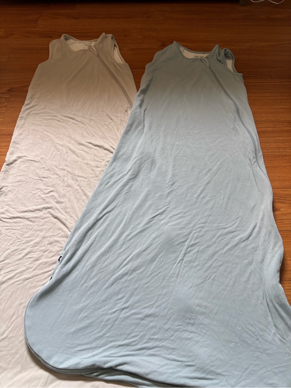 Kyte BABY Two-Pack Sleeveless Sleep Sacks in Light Blue and Cream